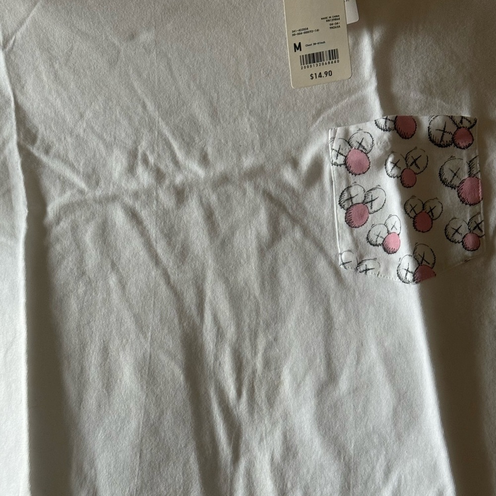 Kaws x Uniqlo UT  2019 6th Limited Edition T-shirt Medium - Picture 6 of 10